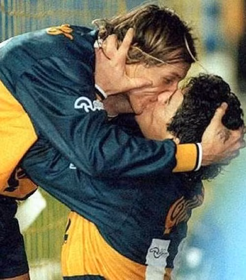  Sao bóng đá Maradona và Caniggia từng có màn khóa môi nổi tiếng đến bây giờ khi chơi tại Boca Junior những năm 90.