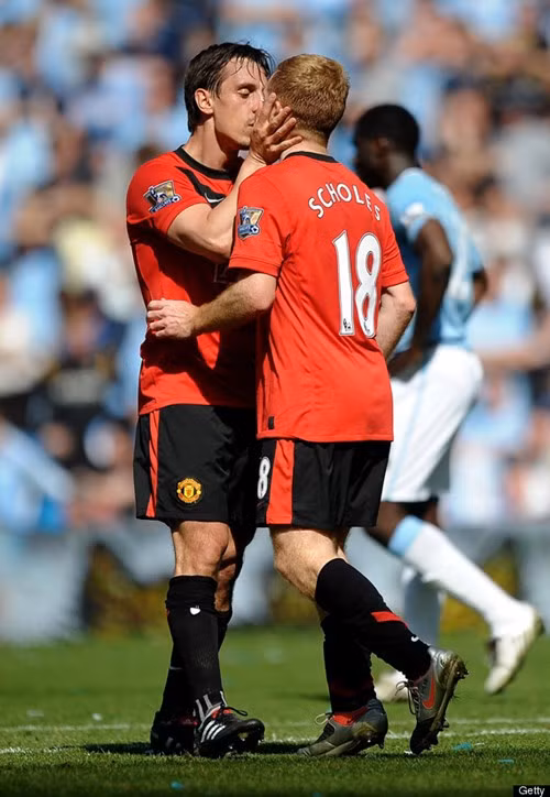 Gary Neville và Scholes trao nhau nụ hôn thắm thiết như một cặp tình nhân ngay sau khi Scholes ghi bàn thắng quý như vàng cho Man United trong trận derby thành Manchester ngày 17/4/2010.