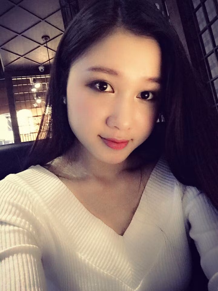 Vũ Nguyễn Bích Ngọc không còn là cái tên xa lạ gì với những sinh viên của Học viện Báo chí Tuyên truyền nói chung và cư dân mạng nói riêng. Cô được mệnh danh là hot girl trường báo không chỉ xinh đẹp mà còn có những điệu múa làm đê mê lòng người.