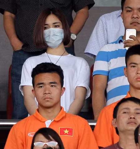 Gần như mỗi trận đấu có sự xuất hiện của Công Phượng trong màu áo của đội tuyển Việt Nam thì Hòa Minzy đều xuất hiện để cổ vũ. Lý giải về điều này, cô ca sĩ người Bắc Ninh giải thích đó là vì tình yêu với bóng đá Việt Nam.