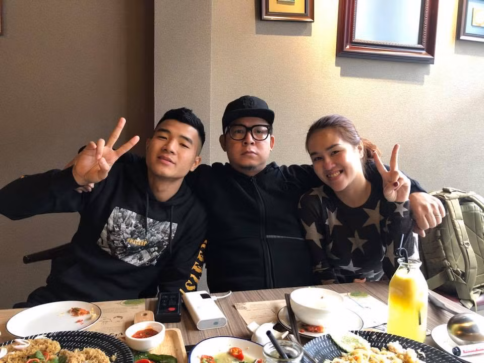 Sau khi có màn "xuống tóc" các ngôi sao U23 Việt Nam đã có bữa cơm thân mật với "bà chị" thân yêu tên Kiều Trinh và ông bầu Đắc Văn. Người đã giúp đỡ các cầu thủ trẻ rất nhiều trong thời gian qua.