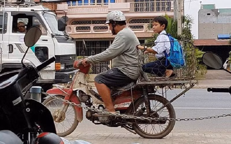 Chẳng cần giàu có xa hoa, tình cảm cha con lúc nào cũng thương yêu nhau là đủ.