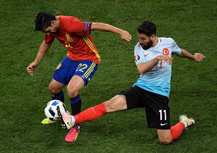 Cú đúp của Morata và một bàn của Nolito đã giúp Tây Ban Nha có chiến thắng 3-0 trước ĐT Thổ Nhĩ Kỳ và cầm chắc trong tay tấm vé đi tiếp vào vòng loại Euro 2016.