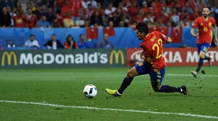 3 phút sau bàn thắng của Morata, Tây Ban Nha có bàn nhân đôi cách biệt. Từ tình huống phá bóng không dứt khoát của hậu vệ Topal, Nolito băng vào rất nhanh đá nối tung lưới Thổ Nhĩ Kỳ. Kiến tạo cho đồng đội ghi bàn và tự chính mình có bàn thắng, Nolito đã thể hiện tại sao anh lại được HLV Del Bosque tin tưởng.