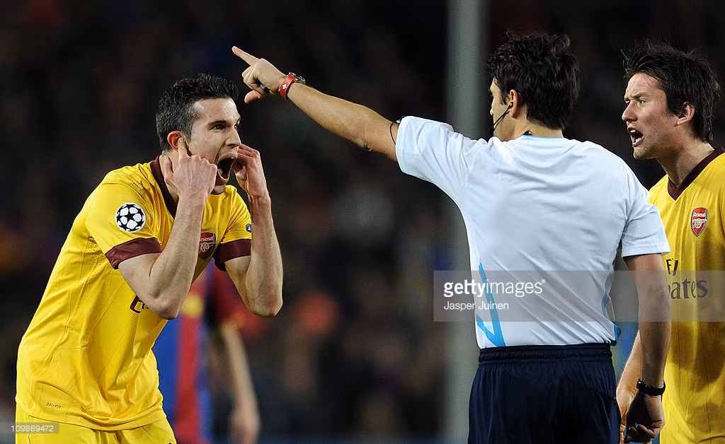 Trọng tài Massimo Busacca rút thẻ vàng cho Persie vì hành động cố tình sút bóng. Đây là thẻ vàng thứ 2, đồng nghĩa với tấm thẻ đỏ cho tiền đạo người Hà Lan. Chơi thiếu người, Arsenal bị Barca ghi thêm 2 bàn, thua trận với tỷ số 1-3.