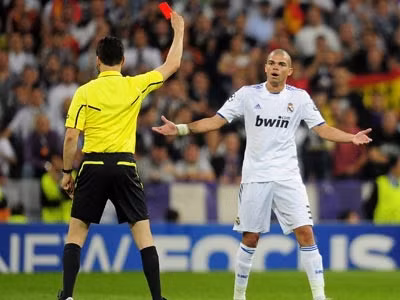 Phút 61 trận lượt đi bán kết Champions League 2010/11, khi tỷ số đang là 0-0, Barca có được lợi thế hơn người khi Pepe phải nhận thẻ đỏ. Hậu vệ người Bồ Đào Nha đạp bóng với Dani Alves và trọng tài Wolfgang Stark ngay lập tức rút thẻ đỏ cho Pepe.