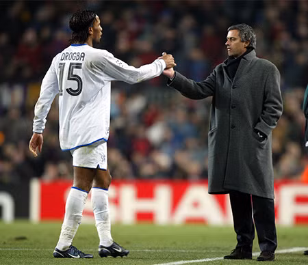 Sau đó, Valdes ngã vật ra trong đau đớn. Trọng tài Anders Frisk ngay lập tức rút ra thẻ vàng thứ 2 cho Drogba, đồng nghĩa với việc tiền đạo này bị truất quyền thi đấu mặc cho “Voi rừng” kịch liệt phản đối. Kết thúc trận đấu, đội bóng xứ Catalan có chiến thắng 2-1. Tuy nhiên, ở lượt về, Chelsea chơi bản lĩnh hơn, đả bại Barca 4-2 và lọt vào tứ kết với tổng tỷ số 5-4 sau 2 lượt trận.