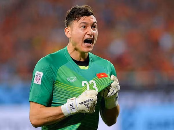Kể từ đầu hành trình AFF Cup 2018, không một thủ môn nào của đội tuyển Việt Nam xứng đáng đứng trong khung gỗ hơn Văn Lâm. Thủ thành Việt kiều này cho thấy sự vững chắc trong khung gỗ và từ đầu giải chỉ để lọt lưới 4 bàn thua.