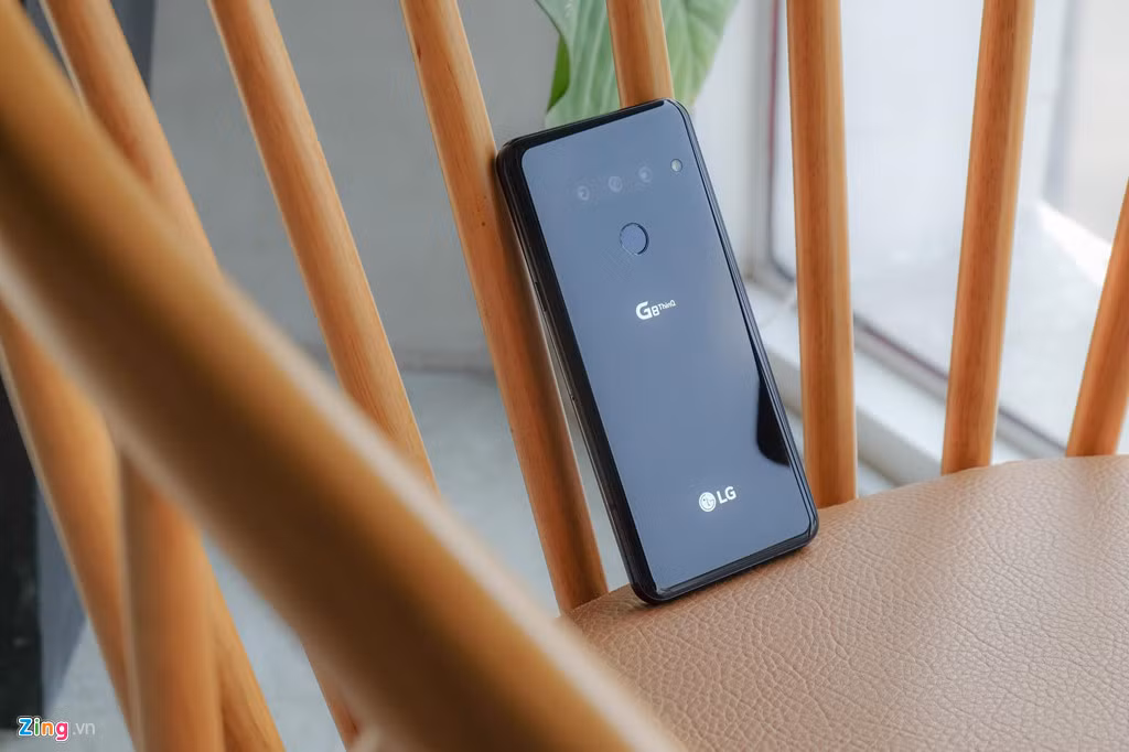 Máy được trang bị chip Snapdragon 855, RAM 6 GB và bộ nhớ trong 128 GB. Viên pin của model này có dung lượng 3.500 mAh, chạy trên nền Android 9.0.