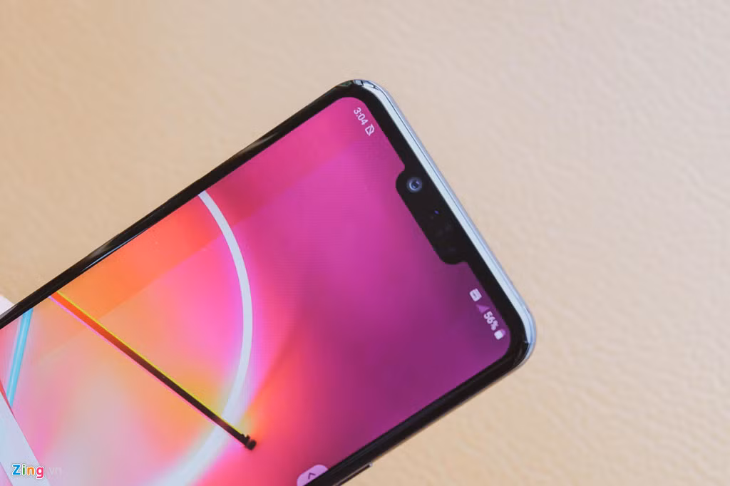 LG đã không sử dụng loa thoại truyền thống mà chuyển sang công nghệ âm thanh màn hình.
