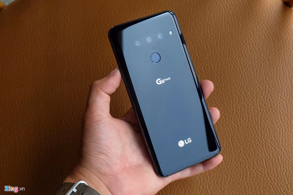 Mặt lưng của model này sở hữu hệ thống 3 camera nằm ngang thay vì dọc. Các cảm biến camera này không còn lồi lên, mang đến cảm giác đẹp mắt hơn. Nếu như mặt sau của G8 ThinQ không có cảm biến vân tay một chạm, tổng thể của máy có thể sẽ đẹp hơn.