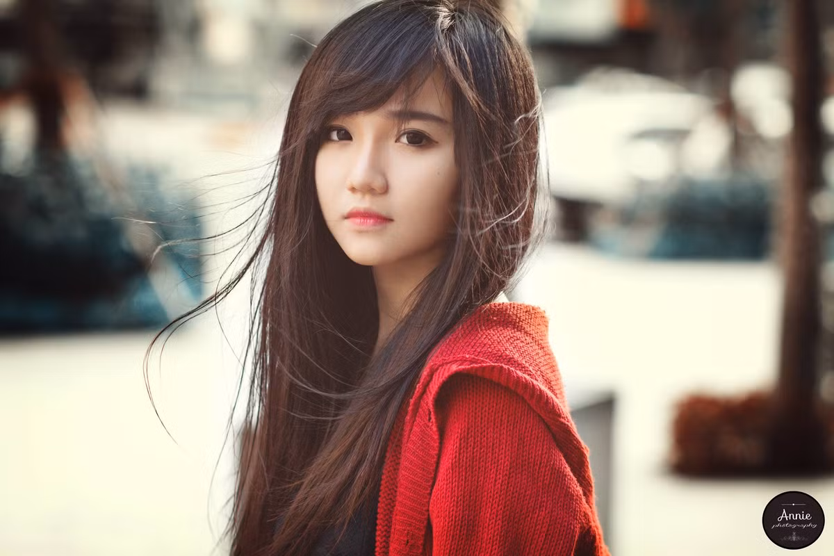 Ngay sau khi bức ảnh của cô gái Việt xinh đẹp ngồi rửa bát được dân mạng mạnh tay chia sẻ, rất nhiều người đã bước vào cuộc tìm kiếm danh tính của chủ nhân tấm ảnh. Kết quả nhanh chóng được tìm ra đó là thành viên có nickname Yon Dolly.