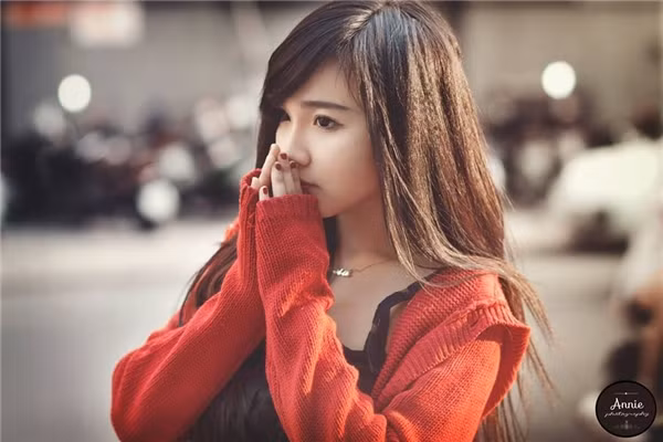 Được biết, gia đình Yon Dolly có cửa hàng bán bún và ngay từ năm 14 tuổi, cô nàng đã ý thức được việc đỡ đần ba mẹ trong công việc nhà. Mặc dù, bây giờ đã là sinh viên Đại học, nhưng Yon Dolly vẫn luôn dành thời gian để giúp cửa hàng ăn của gia đình.