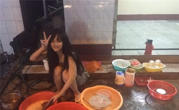 Ở Việt Nam, chuyện các "công chúa" xinh đẹp phụ giúp bố mẹ việc nhà không phải là điều gì quá lạ. Không chỉ bởi trách nhiệm làm con mà còn bởi, sự đảm đang đã ăn sâu vào cốt cách của con gái Việt. Ảnh trong bài: Facebook nhân vật.