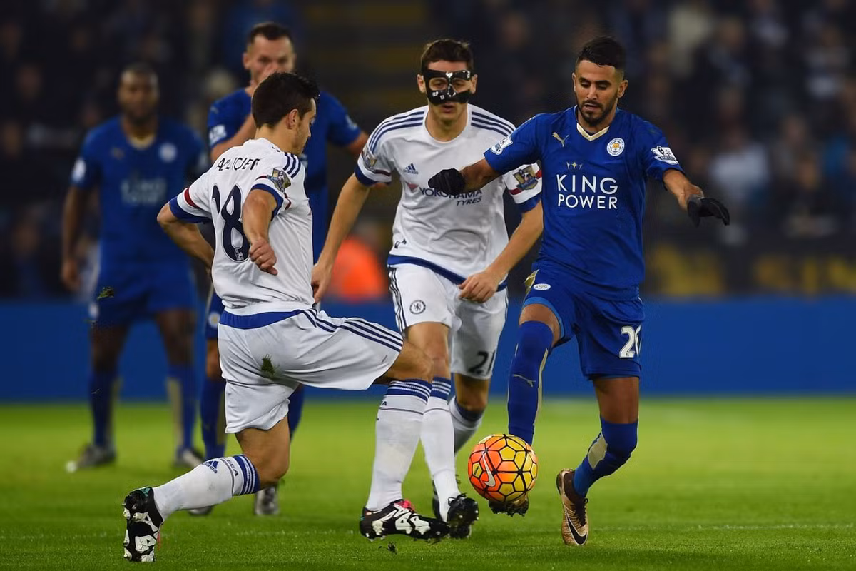 Bên cạnh đó, Leicester City còn được hậu thuẫn bởi các đội bóng tầm trung khác để phá vỡ quy luật Big Four của giải Ngoại hạng Anh. Đó là chưa kể tới việc, hai đối thủ cạnh tranh trực tiếp cúp vô địch với "bầy cáo" là Arsenal và Man City sẽ đụng mặt nhau tại vòng đấu áp chót. Đây được coi là cơ hội vô cùng tốt để Leicester City làm nên điều lạ lùng đó là đăng quang danh hiệu vô địch Ngoại hạng Anh mùa giải 2015/2016.