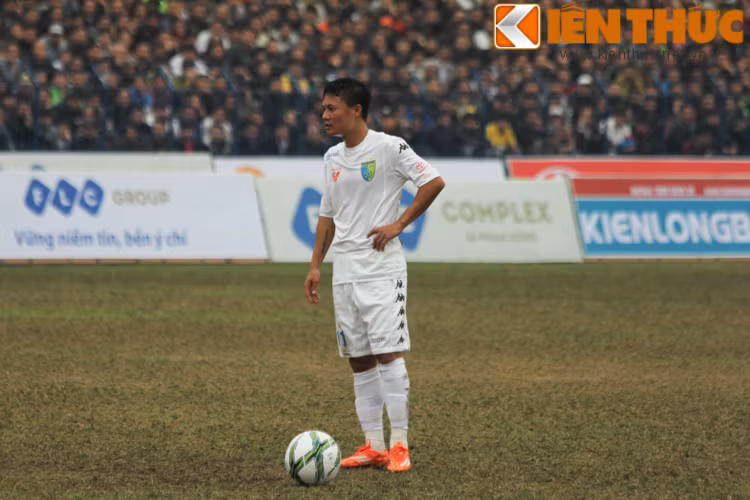 Người cảm thấy khó chịu nhất khi phải chơi với trái bóng mới của V.League đó là các thủ môn khi quỹ đạo của bóng quá khó lường và khiến họ lao đao đoán hướng.