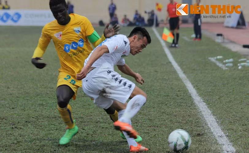 Cầu thủ trẻ Xuân Nam toát mồ hôi với con quái vật mới của V.League 2016.