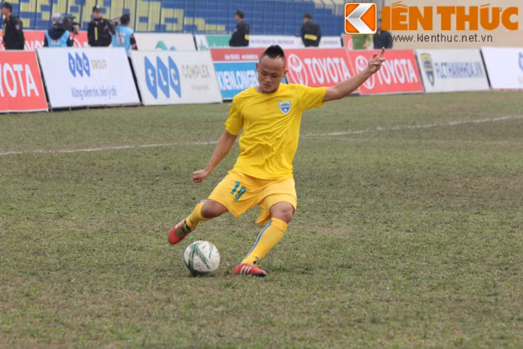 Ở các mùa giải trước, BTC V.League giải đã cung cấp bóng Động Lực để các đội bóng thi đấu ở V-League sử dụng. Tuy nhiên, khi hợp đồng giữa hai bên kết thúc vào cuối năm 2015, ban tổ chức giải đã ký hợp đồng với hãng bóng mới.