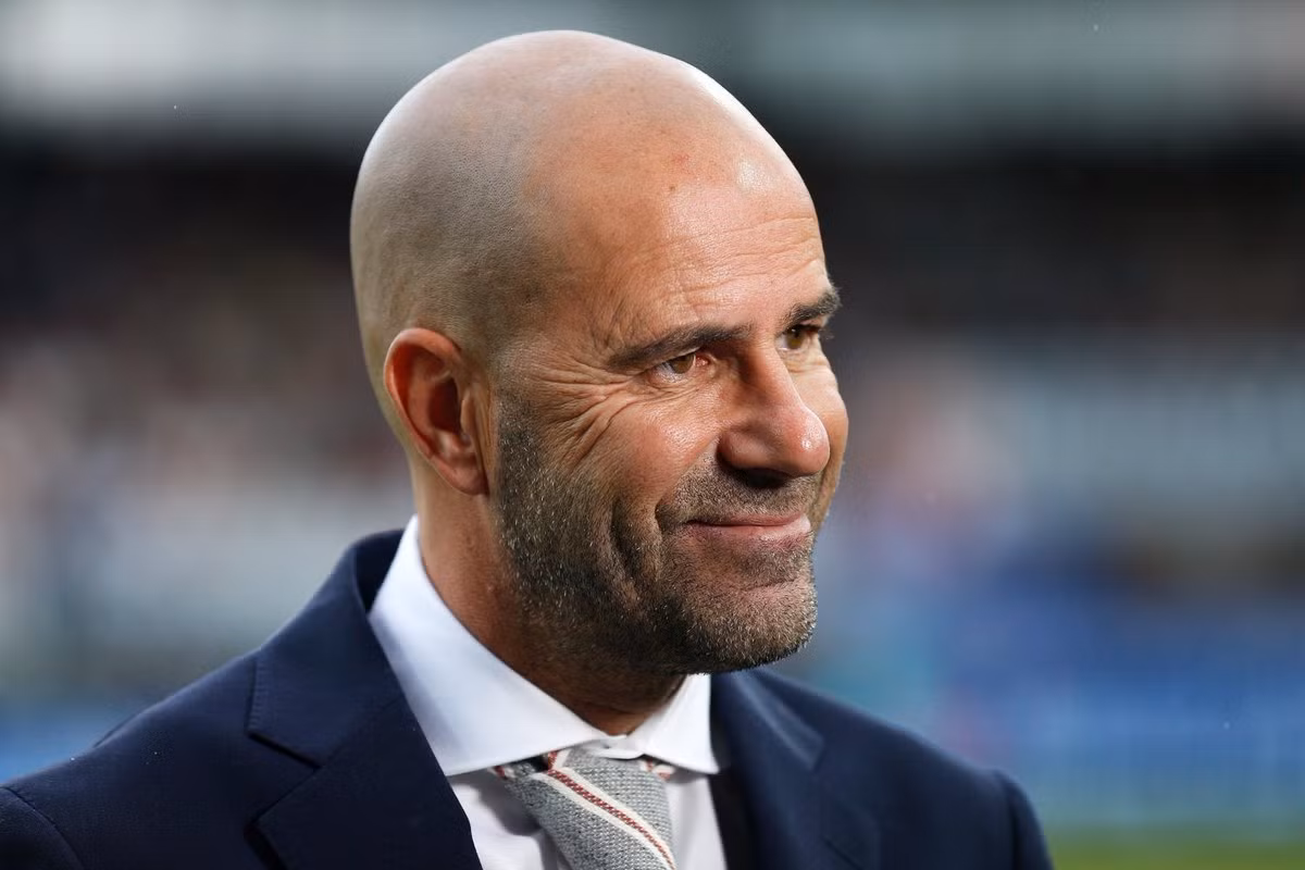 Dortmund có "thầy" mời: Không lâu sau khi tuyên bố chia tay Thomas Tuchel, Dortmund đã tìm được HLV mới. Theo đó người được chọn là HLV 53 tuổi, Peter Bosz. Trên trang chủ CLB, Dortmund cho biết Peter Bosz sẽ dẫn dắt đội bóng theo bản hợp đồng có thời hạn 2 năm. Bằng đúng với số năm hợp đồng mà HLV Tuchel từng ký kết. Ảnh: Don Balon