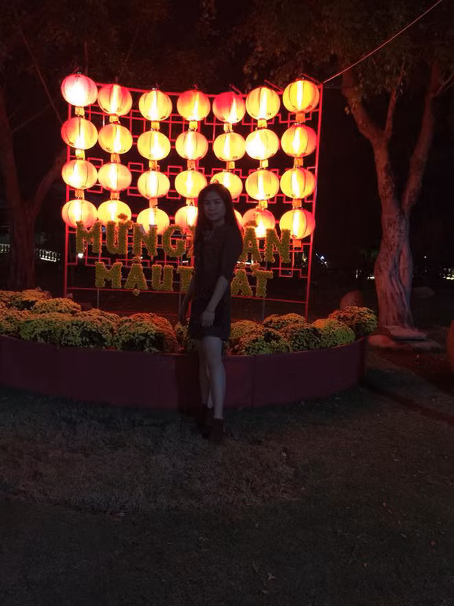 Thợ chụp ảnh gì đâu mà chẳng có tâm, người ta tạo dáng xinh xắn thế kia mà không biết đường chọn cho góc chụp sáng sủa hơn.