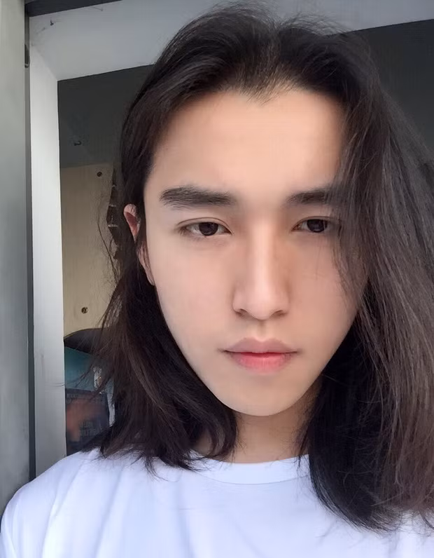 Đẹp trai, lãng tử, đôi lúc lại rất bụi bặm cùng chiều cao lý tưởng, Hoàng Dụ Kiều dường như thích hợp với đủ loại style từ lịch lãm, badboy đến những phong cách có chút trừu tượng trong phim ảnh.