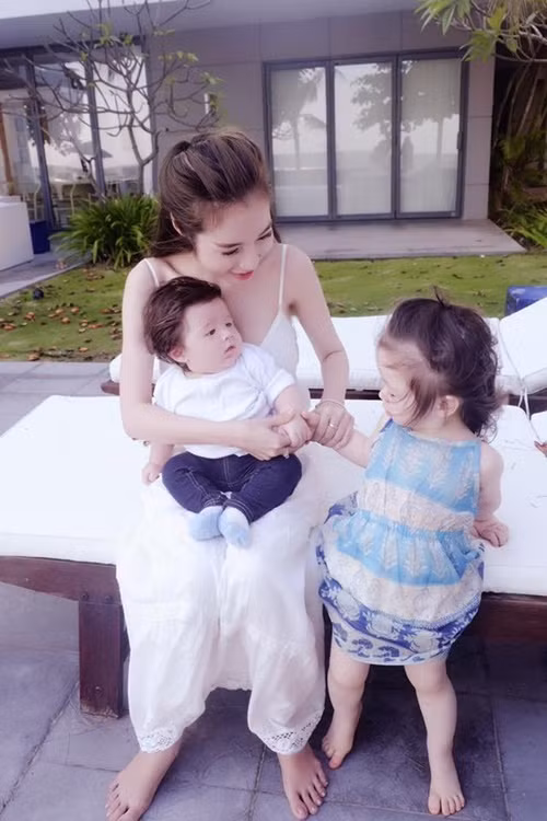 Elly Trần - bà mẹ hai con sexy nhất Vbiz cũng từng là hot girl nổi tiếng một thời ở Sài Gòn
