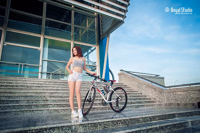 Sau bộ ảnh duyên dáng bên xế khủng, Cẩm Vân tiếp tục "đốt mắt" cư dân mạng bằng bộ ảnh với chiếc xe đẹp đơn giản mà đầy quyến rũ.