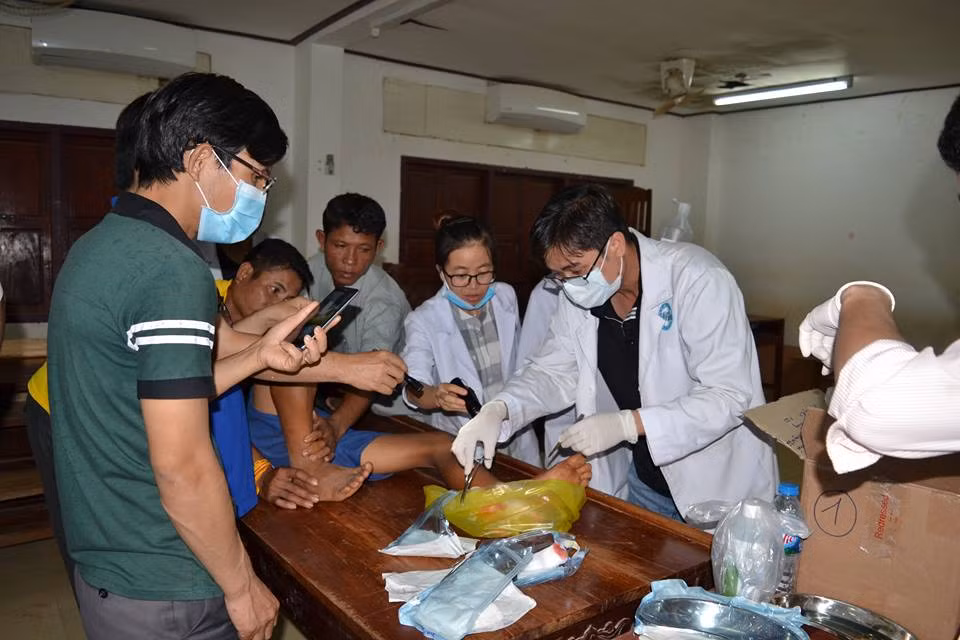 Bác sĩ Việt khám chữa bệnh cho người dân ảnh hưởng vụ vỡ đập