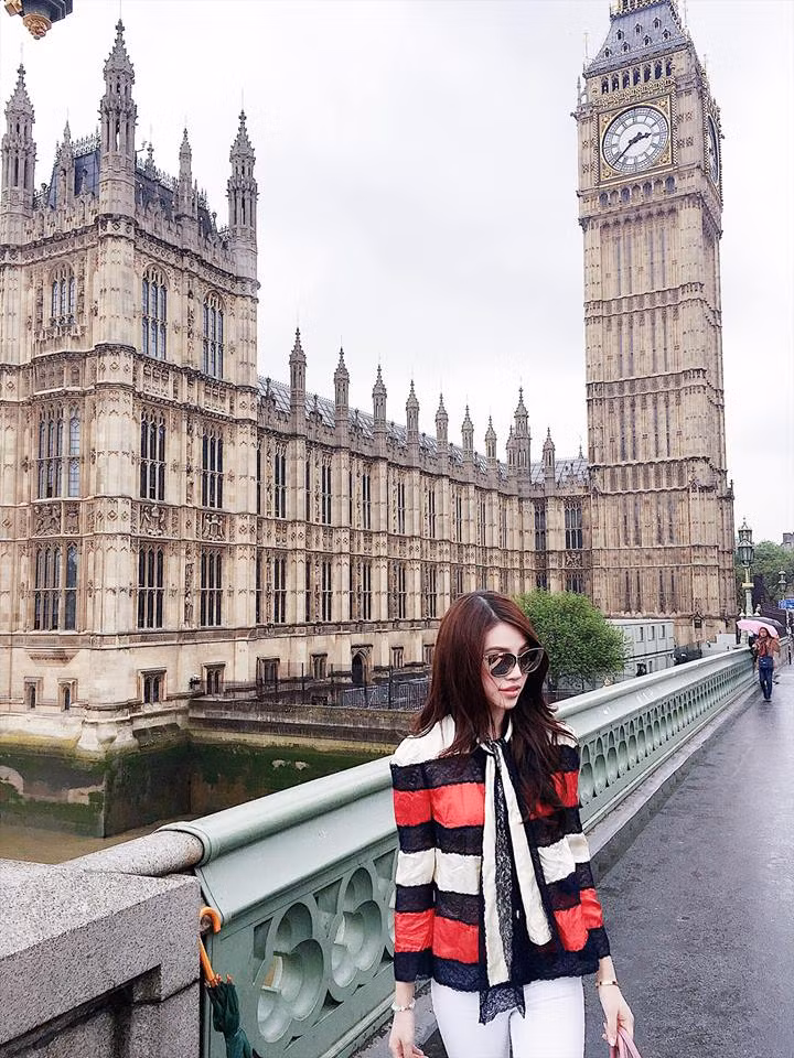 Sau khi trở thành Hoa hậu người Việt tại Úc, Jolie Nguyễn trở thành gương mặt được yêu thích của các sàn diễn thời trang, các nhiếp ảnh gia nổi tiếng trong và ngoài nước, nên không khó để cô có được nguồn thu nhập khổng lồ, thỏa mãn sở thích mua sắm hàng hiệu và vi vu khắp nơi trên thế giới. 