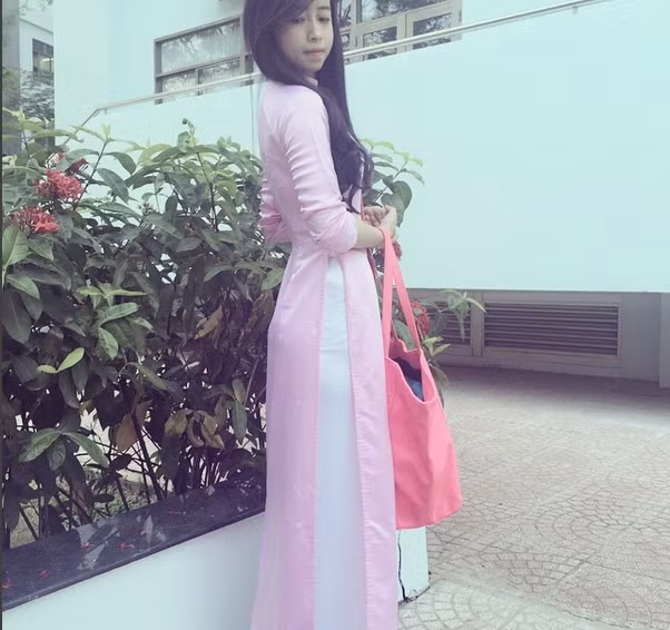 Tuyết Vân thướt tha với tà áo dài truyền thống.