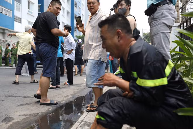 Chiều ngày hôm nay (23/3), bức ảnh chiến sĩ PCCC cùng bàn tay bị bỏng nặng trong khi làm nhiệm vụ tại đám cháy chung cư Carina Q.- TP HCM được chia sẻ rất nhiều trên mạng xã hội. Bức ảnh đã mang đến cảm xúc mãnh liệt đối với người xem khi không ngại gian nan, đổ mồ hôi và cả tổn thương cơ thể để cứu thoát những nạn nhân trong vụ cháy. Ảnh: Nguyễn Lệ Quyên.