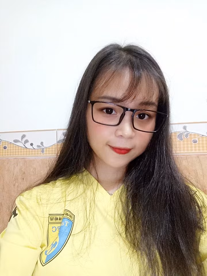 Anh Thư từng bộc bạch trên trang cá nhân rằng: "Bản thân mình yêu bóng đá vì màu cờ sắc áo của dân tộc, vì niềm đam mê từ nhỏ chứ không phải vì bất kì một lý do nào khác. Mình sẽ luôn ủng hộ và dõi theo đội tuyển Việt Nam".