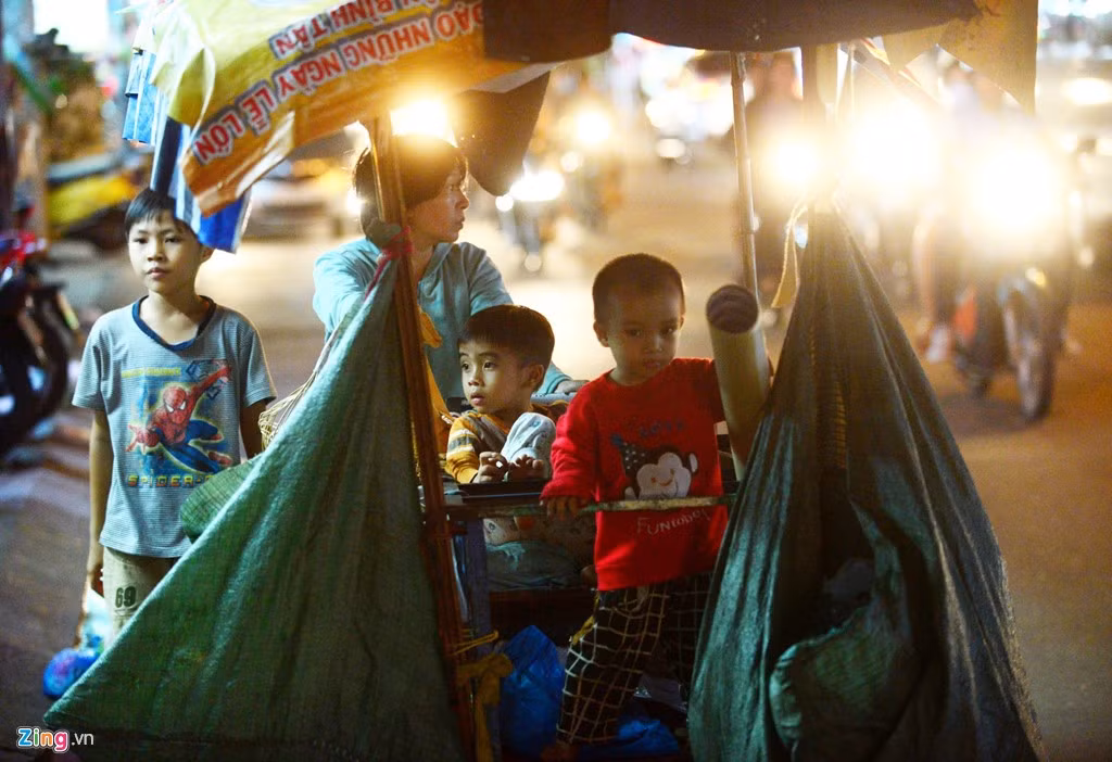 Người người nhà nhà đang bên gia đình ấm áp chào đón năm mới. Ở đâu đó trên đường phố Sài Gòn vẫn có bốn mẹ con dắt díu nhau đi nhặt ve chai, bán vé số kiếm sống qua ngày.