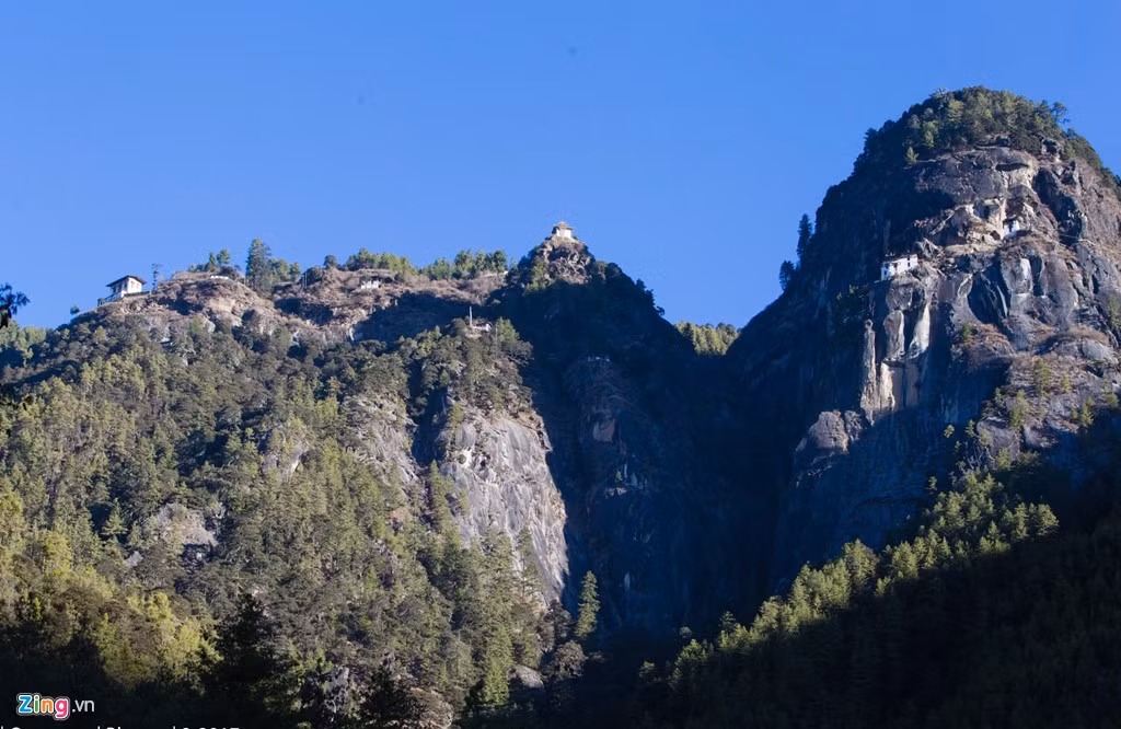 Là đất nước Phật giáo, đất nước Bhutan có rất nhiều chùa, tu viện được xây dựng. Một trong những tu viện nổi tiếng nhất là Paro Taktsang Palphug (còn được biết với tên gọi Tiger's Nest - hang hổ) ở độ cao hơn 3.000 m cheo leo bên vách đá thẳng đứng.