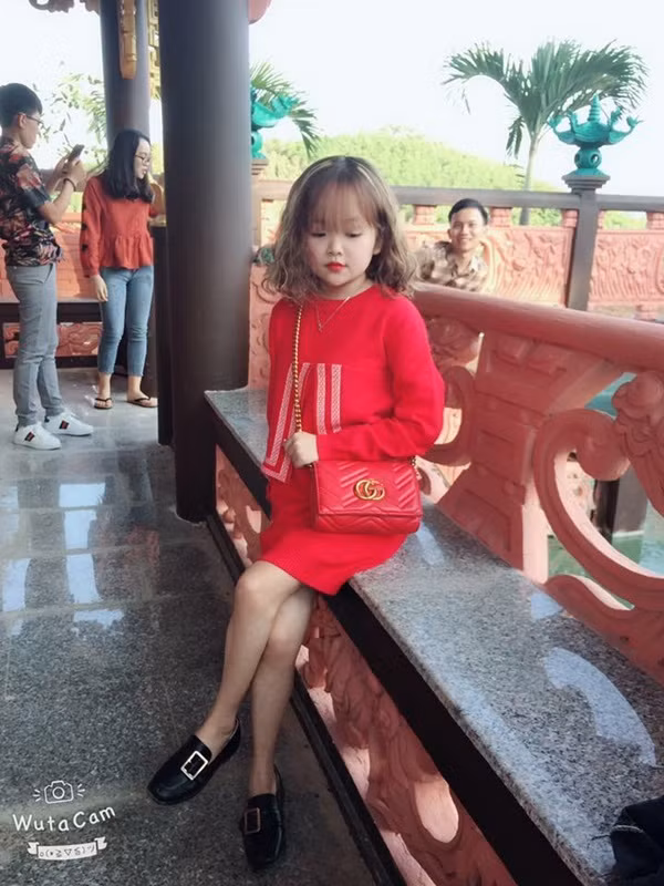 Cùng ngắm nhìn những hình ảnh cực đáng yêu lý lắc của Trâm Xíu – cô nàng 19 tuổi 1m25.