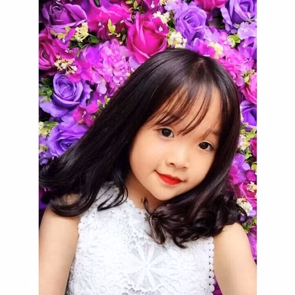 Thế nhưng có một sự thật hoàn toàn ngạc nhiên về Trâm Xíu khiến ai cũng ngã ngửa, cô không phải là một bé gái 5 tuổi như nhiều người nghĩ. Trâm sinh năm 1999, năm nay đã 19 tuổi nhưng vì lý do nào đó khiến cô vẫn mang hình dáng con trẻ vô cùng đáng yêu, 19 tuổi nhưng chỉ cao 1m25, nho nhỏ xinh xinh.