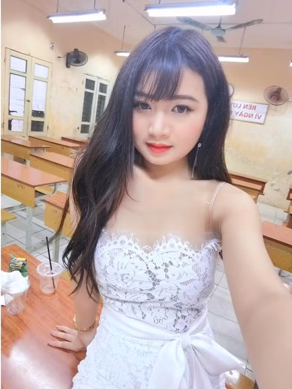 Sau khi bức ảnh nữ sinh áo dài trắng xuất hiện vị trí được cho là chốt giao thông, nhiều dân mạng đặt ra câu hỏi không biết cô nàng đã phạm lỗi gì mà lại rơi vào hoàn cảnh éo le như vậy, trong khi đó, số khác lại không ngừng cảm thán trước thần thái "không phải dạng vừa” của cô bạn này.