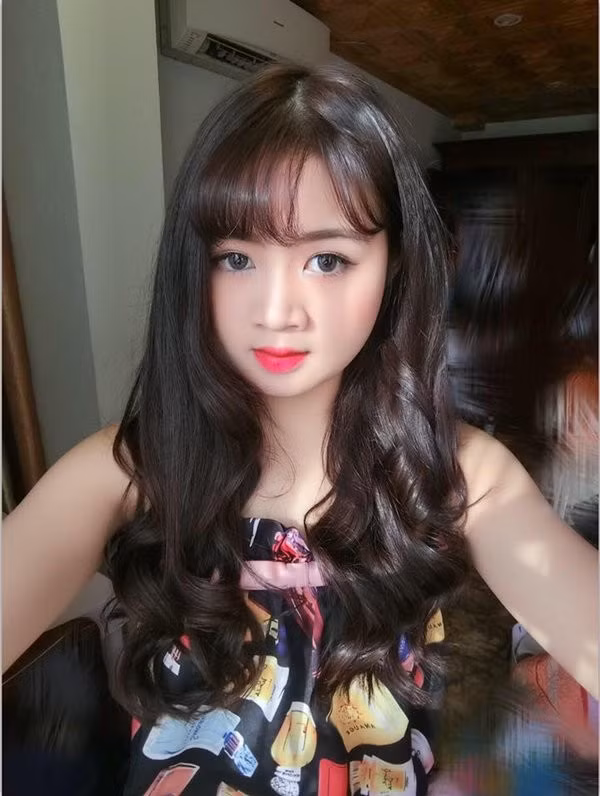 Ngay lập tức, dân mạng quyết tâm truy tìm bằng được danh tính của cô nàng gây bão trên và chỉ sau vài cú click, "thánh mạng" đã có thứ mình cần. Nữ sinh với góc nghiêng thần thánh có tên là Đoàn Linh, hiện đang sinh sống và học tập tại Hà Nội.