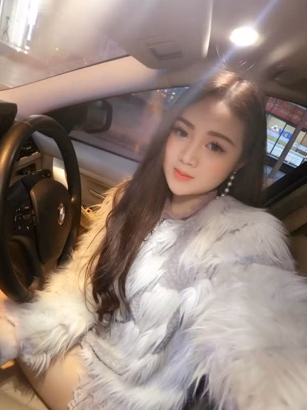 Không chỉ có vậy,. Đoàn Linh còn luôn thể hiện thần thái sang chảnh của mình ở mọi nơi, mọi lúc.
