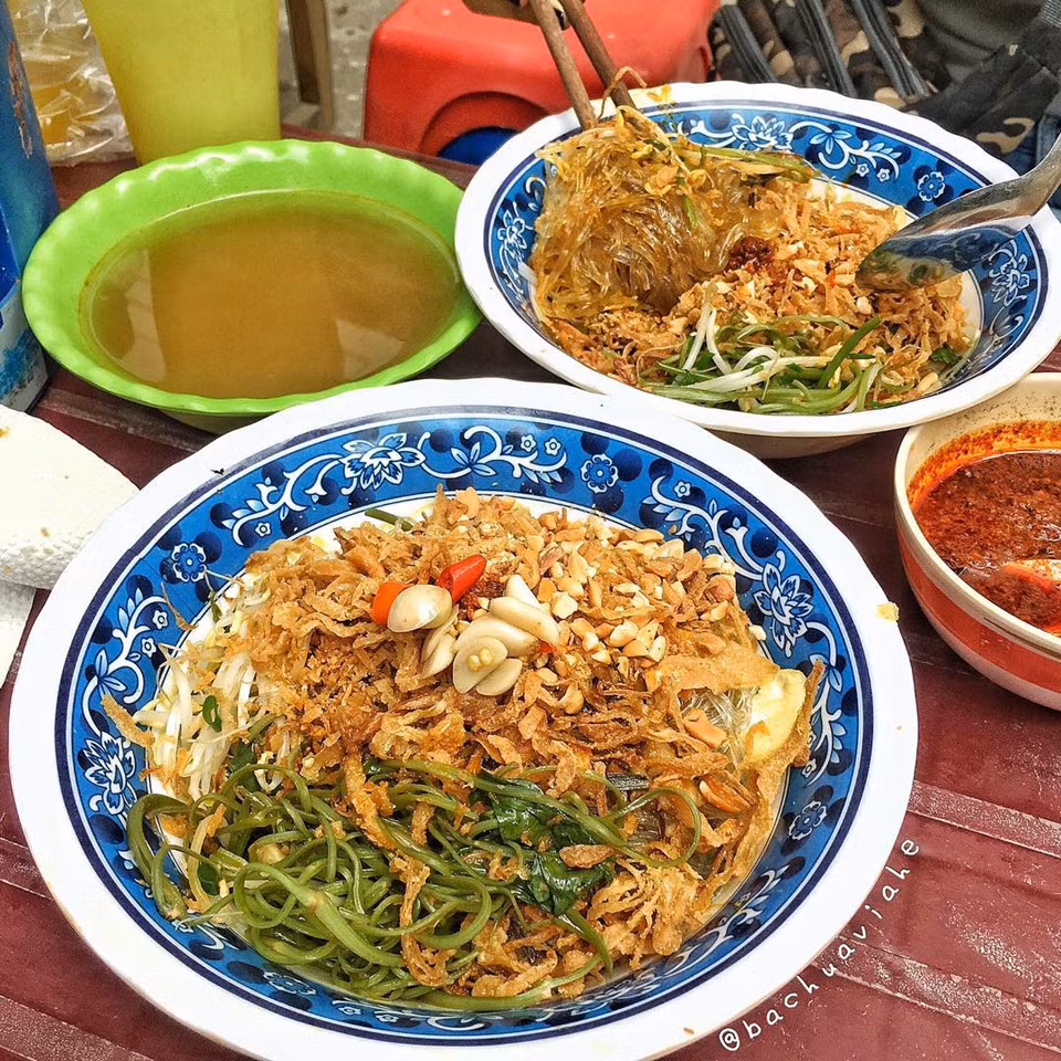 Đúng như cái tên "Bà chúa vỉa hè", đây là địa chỉ dành cho những ai đam mê ẩm thực vỉa hè Việt Nam. Những món ăn rẻ, bình dân và cách review đơn giản, ngắn gọn, tự nhiên của @bachuaviahe đã thu hút cư dân mạng.