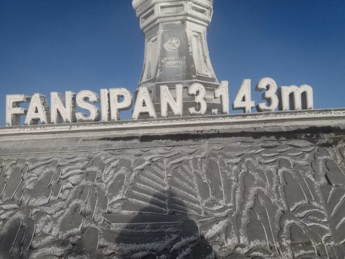 Cụ thể, đêm ngày 18/12 khi nhiệt độ báo về đỉnh Fansipan ghi nhận mức nhiệt độ rất thấp: dưới -7 độ C thì hiện tượng băng tuyết đã diễn ra. Đến sáng ngày 19/12, dù nhiệt độ có ấm lên tuy nhiên vẫn ở mức rét buốt, nhiệt độ đo được là -4 độ C.