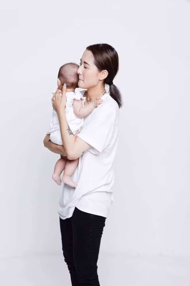 Khi cô bé JJ ra đời, cuộc sống của Julia Đoàn chỉ xoay quanh cô con gái nhỏ của mình. Thời gian gần đây, Julia đã bắt đầu quay trở lại với công việc nhưng cô nàng vẫn rất chăm chỉ update hình ảnh và tình hình của con gái lên mạng xã hội.