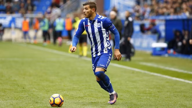 Liverpool quyết mua Hernandez: Tờ Mundo Deportivo cho biết Liverpool và HLV Jurgen Klopp đang rất nghiêm túc với thương vụ Theo Hernández, cầu thủ thuộc biên chế Atletico Madrid, nhưng lại đang chơi cho Alaves theo dạng cho mượn. Ảnh: AS