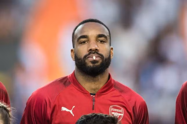 Lacazette đã nhẹ nhàng trấn an Arsenal bằng một thông điệp ngắn gọn qua mạng xã hội. Anh chia sẻ hình ảnh vui vẻ của mình cùng các đồng đội tại khu tập luyện Cobham và gắn với địa điểm là Khu vườn của tôi.