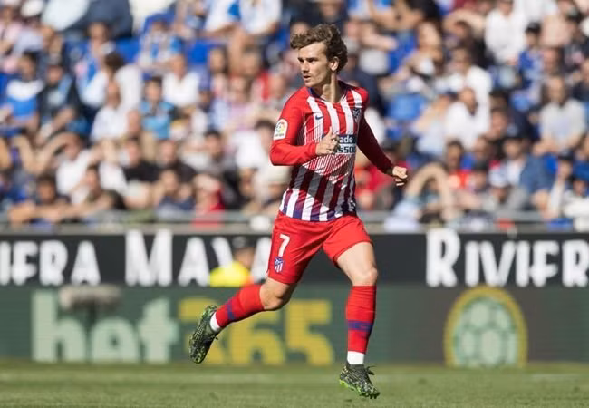 Theo L'Equipe, Antoine Griezmann đã đồng ý bản hợp đồng có thời hạn 5 năm với Barca. Bên cạnh đó, anh sẽ hưởng mức lương 17 triệu euro mỗi mùa. Tuy nhiên, Manchester City là đội bóng mới nhất gia nhập cuộc đua giành chữ kí của cầu thủ người Pháp.