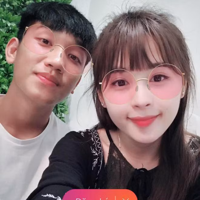 Trước những thông tin trái chiều của dân mạng đưa ra sau khi clip khóa môi được đăng tải, Huyền Trang chia sẻ rằng cô và người yêu không quan tâm quá nhiều tới dư luận, đặc biệt là những bình luận không tốt.