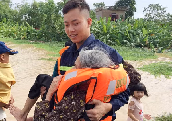 Những hình ảnh trên đã khiến nhiều người không cầm nổi nước mắt, giữa muôn trùng con nước, các chiến sĩ công an không ngại khó, không ngại khổ để cùng chung tay với nhân dân khắc phục hậu quả.