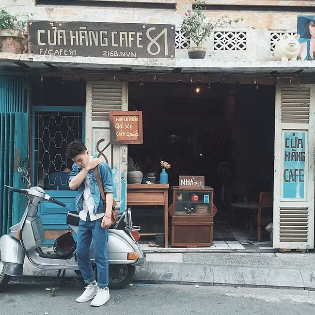 Không ồn ào, không có nhiều món đồ uống hot được các bạn trẻ yêu thích, cũng không có máy lạnh chạy vù vù mát rượi, 81 Cafe như một căn nhà nhỏ bình thường, cũ kỹ, đơn sơ và đầy hoài niệm dành cho giới trẻ Sài thành.