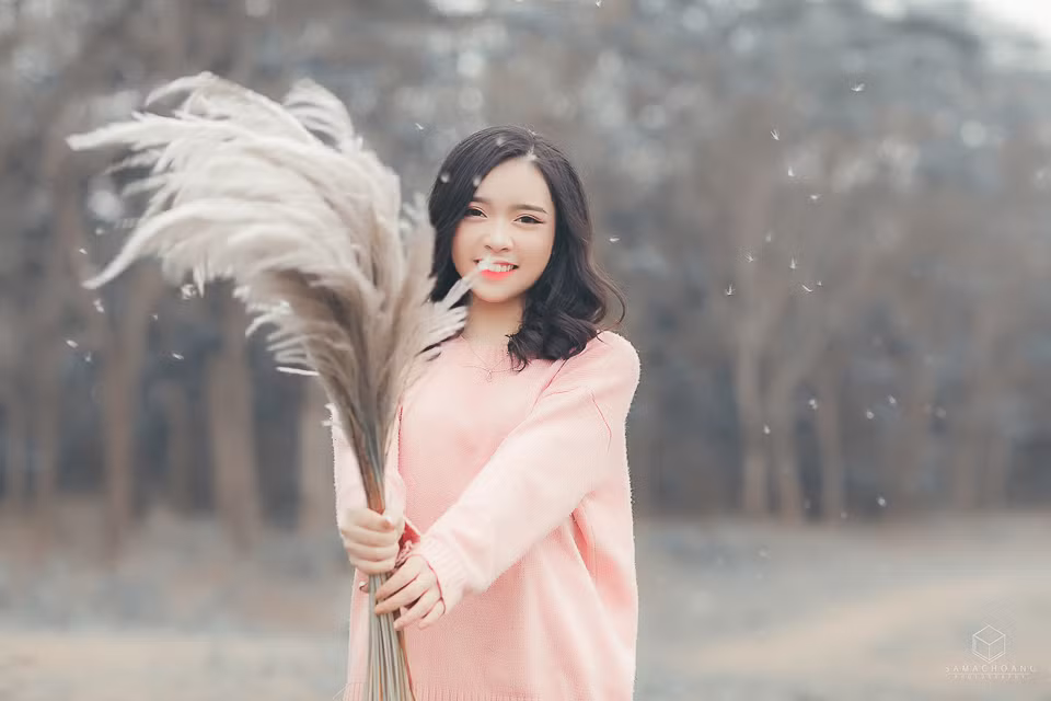 Không chỉ thu hút những bạn trẻ đam mê sống ảo mà cánh đồng lau Nam Đàn này còn trở thành địa điểm để ghi dấu hạnh phúc cho những cặp tình nhân hay những cặp vợ chồng sắp cưới. Ảnh trong bài: Sa Mạc Hoang.
