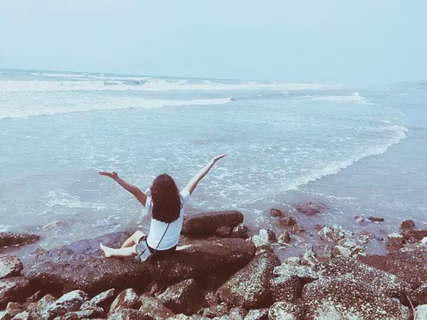 Quay lưng lại với máy ảnh, chẳng ai biết mặt bạn đang bị mụn hay sao nhưng trước phong cảnh tuyệt đẹp như biển hay rừng núi cũng giúp bạn có một bức ảnh đăng tải trên trang cá nhân khiến nhiều bạn bè không tiếc thả like hay thả tim. Ảnh: Ngaan.